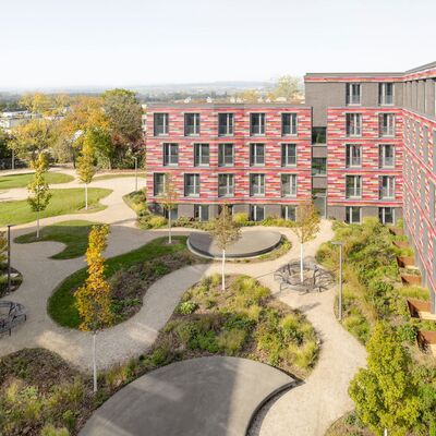 Blick in den Innenhof des Studierendenwohnheims Westside am Tag der Teilinbetriebnahme am 22.10.2026
