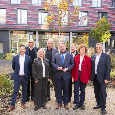 Die Teilinbetriebnahme des Studierendenwohnheims Westside am 22.10.2026 feierten (v.l.n.r.): Gero Lottermann (Gesch�ftsf�hrer Studierendenwerk Gie�en), Andreas Staubach (Staubach + Partner), Susanne Kraus (Kanzlerin Justus-Liebig-Universit�t Gie�en), Prof. Dirk Metzger (Vizepr�sident Technische Hochschule Mittelhessen), Timon Gremmels (Wissenschaftsminister), Lukas Rosenberger (Studentisches Verwaltungsratsmitglied), Prof. Dr. Beate Sch�cking (Pr�sidentin Deutsches Studierendenwerk), Frank-Tilo Becher (Oberb�rgermeister Stadt Gie�en).