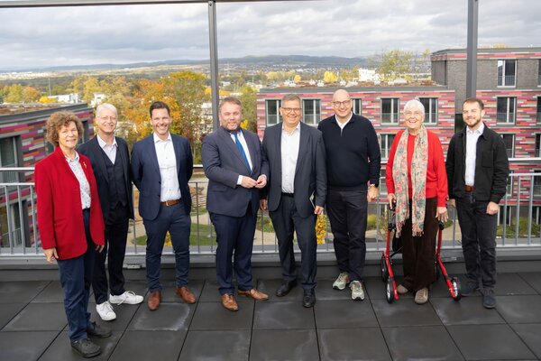 Gruppenbild auf einer Dachterrasse bei der Teilinbetriebnahme des Studierendenwohnheims Westside am 22.10.2026