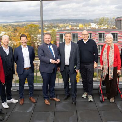 Vom beeindruckenden Blick von der Dachterrasse des Wohnheims �berzeugten sich bei der Teilinbetriebnahme des Studierendenwohnheims Westside am 22.10.2026 (v.l.n.r.): Prof. Dr. Beate Sch�cking (Pr�sidentin Deutsches Studierendenwerk), Dr. Matthias B�ger (MdL), Gero Lottermann (Gesch�ftsf�hrer Studierendenwerk Gie�en), Timon Gremmels (Wissenschaftsminister), Frank-Tilo Becher (Oberb�rgermeister Stadt Gie�en), Andreas Herga� (Vorstand Stadtwerke Gie�en), Gerda Weigel-Greilich, Lukas Rosenberger (Studentisches Verwaltungsratsmitglied).