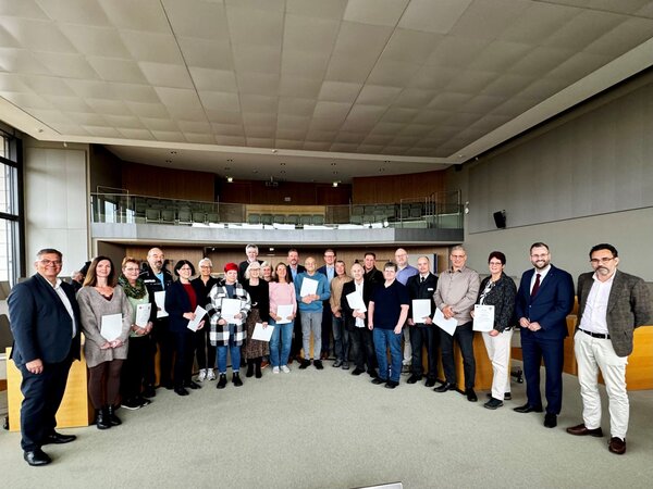 Von links: Oberb�rgermeister Frank-Tilo Becher, Julia Weis, Beate Patt, Mario Br�ck, Vera Paschke-Ruppert, Birgit Ebertsh�user, Petra Roth, Volker Saipt, Sabine Reinl, Birgit Schlath�lter, Barbara Kegler, Roland Kauer, Dieter M�ller, B�rgermeister Alexander Wright, Wolfgang Zechmeister, Alfred Schmitt, Bernd Sch�fer, Yvonne Klaum, Thorsten W�lflick, Benjamin Karg, Christian Haberhausen, Martina Albach, Stadtrat Dominic Eser und Stadtrat Francesco Arman.