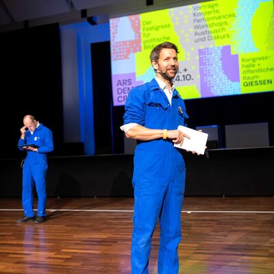 Ars Democratica: Eine Performance des Brachland-Ensembles
