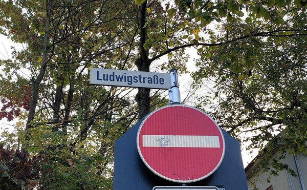 Stra�enschild der Ludwigstra�e mit Verkehrszeichen "Einfahrt verboten"