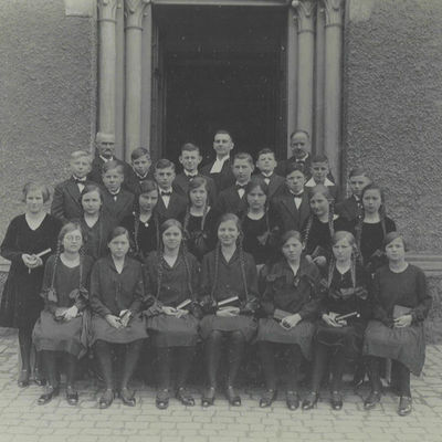 Konfirmation Anna Maria Markel (vorn, 2. v. l.)