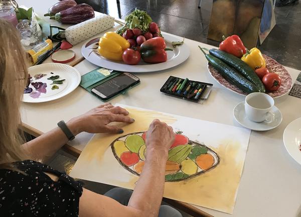Kunstkränzchen im Oberhessischen Museum - Teilnehmer fertigt ein Bild an