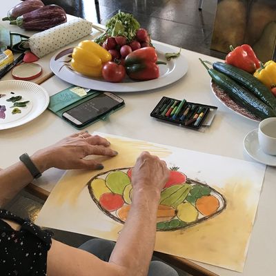 Kunstkränzchen im Oberhessischen Museum - Teilnehmer fertigt ein Bild an