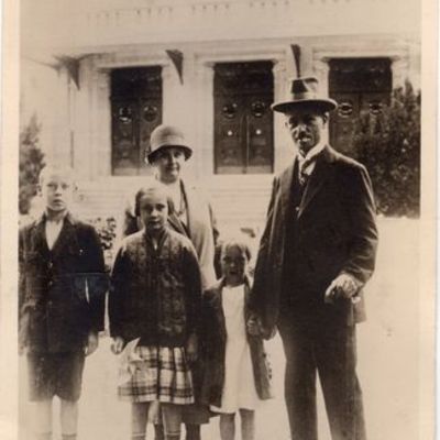 Familie Hofmann vor dem Stadttheater 1926