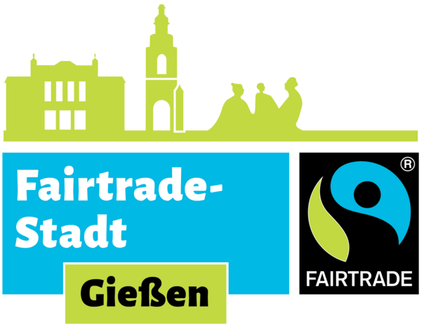 abgebildet sind oben in hellgrn symbolisch fr Gieen in Umrissen das Stadttheater, der Kirchturm und die drei Schwtzer. Darunter in einem trkisfarbenen Rechteck steht in wei Firtrade- Stadt, daneben ist das offizielle Fairtrade-Siegel-Logo abgebildet. Unterhalb steht in einem kleineren hellgrnen Rechteck in schwarzer Schrift Gieen.