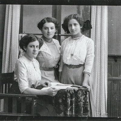 Hedwig Beifus mit ihren Schwestern