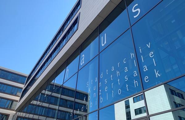 Glasfassade des Rathauses mit Beschriftung