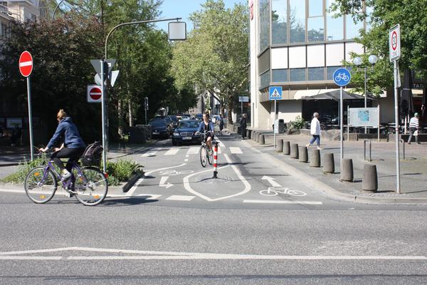 Fahrradfahrerinnen in der Johannesstraße/Neuen Bäue