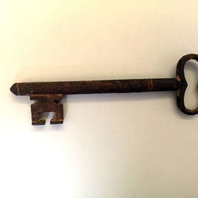 Bartschlüssel mit querovaler Handhabe, der in den Trümmern des Alten Schlosses gefunden wurde, Metall, 17,7 x 5,5 cm, 1. Hälfte 20. Jahrhundert, Erwerbungsart: Schenkung