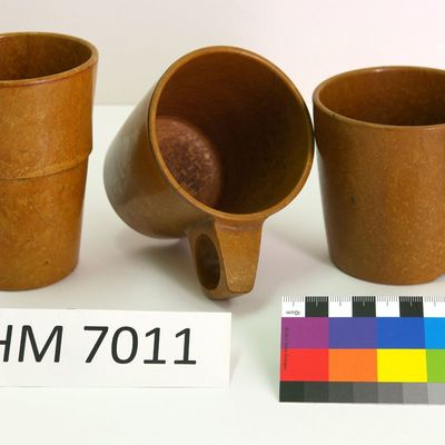 Becher/Tassen aus dem U.S.-Depot, Melamin, ca. 11 x 8,5 cm, 1960/61, Erwerbungsart: Schenkung