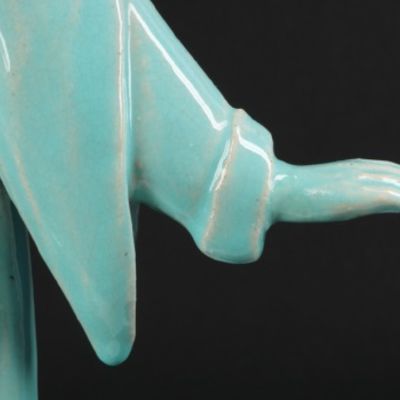 Die Hand der Keramikskulptur nach der Restaurierung