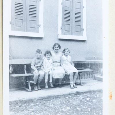 Claire Stern, geb. Thalheimer, mit Sonja, Esther und Helmut