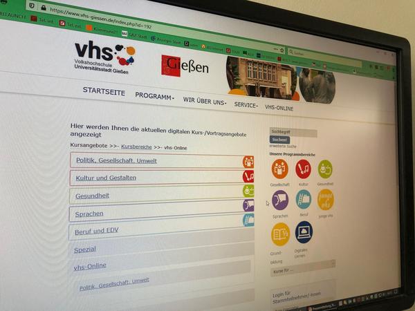 Monitor mit Website der Volkshochschule Gießen