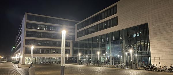 Rathaus bei Dunkelheit