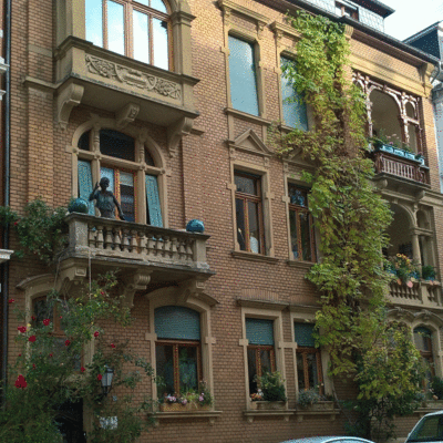 Fassadengrün an denkmalgeschütztem Haus