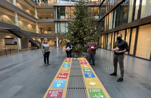 Gewinner der Kepol-Adventschallenge - Gruppenbild im Rathaus - v.l.: Kepol-Koordinatorin Janina Brendel, Angelika Nailor, Gesch�ftsstelle des Vereins Ehrenamt Gie�en e.V., Gabriele Lieser , Stellvertretende Leiterin der Ausl�nderbeh�rde und Tarik Mouhib, WIR-Fallmanagement f�r Gefl�chtete