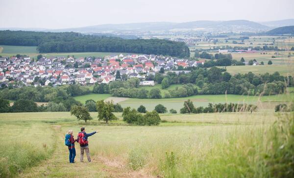 Wanderer im Gr�nen auf dem Lanwanderweg. Blick vom Altenberg bei Lollar. (Foto: Paavo Bl�field)