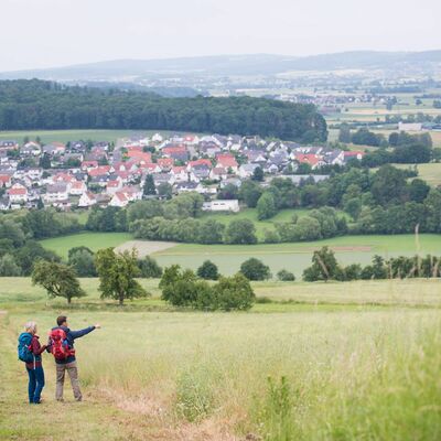 Wanderer im Grnen auf dem Lanwanderweg. Blick vom Altenberg bei Lollar. (Foto: Paavo Blfield)