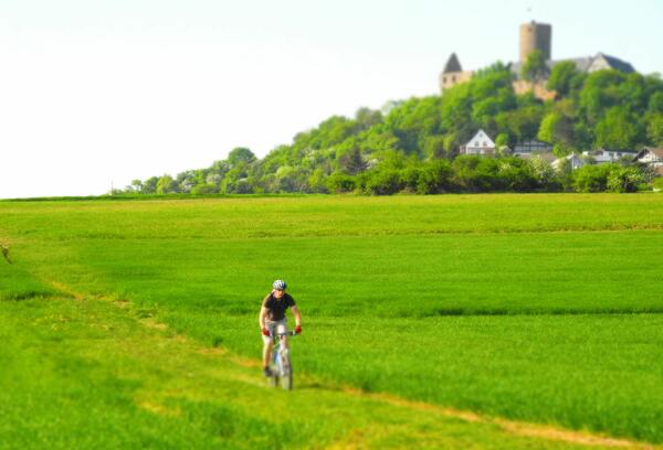 Radfahrer - im Hintergrund die Burg Gleiberg