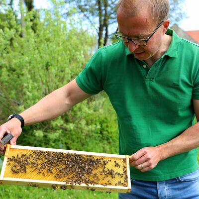 Hartmut Lanz mit seinen Bienen