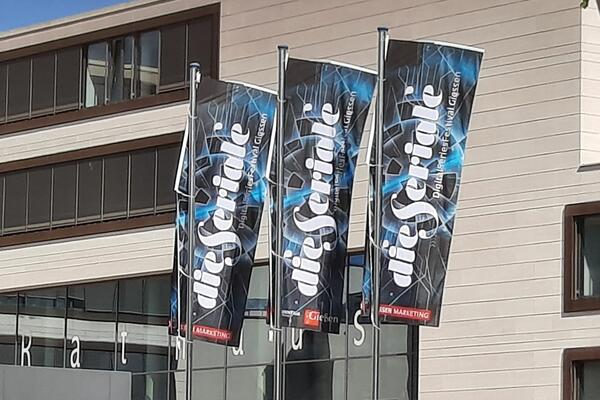 Fahnen "die Seriale" vor dem Rathaus