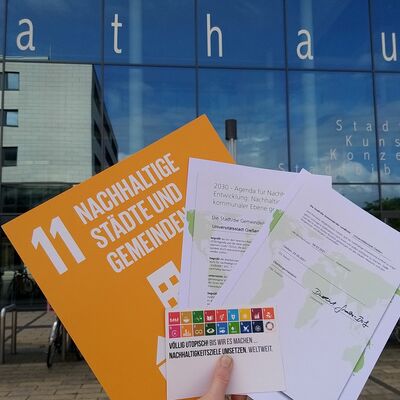 Unterzeichnete Resolution des Deutschen St&auml;dtetages vor dem Rathaus - Symbolfoto