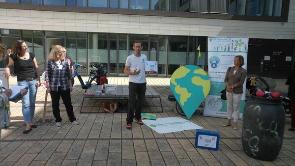 Dr. Michael Bilharz (mitte) stellt vor dem Rathaus die Klimawette vor. Rechts OB Grabe-Bolz
