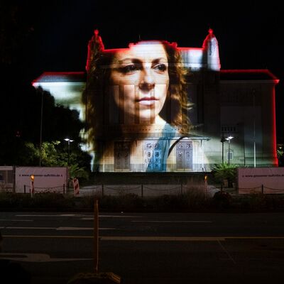 Videomapping auf der Fassade des Stadttheaters bei den Giessener Auftritten 2021 2