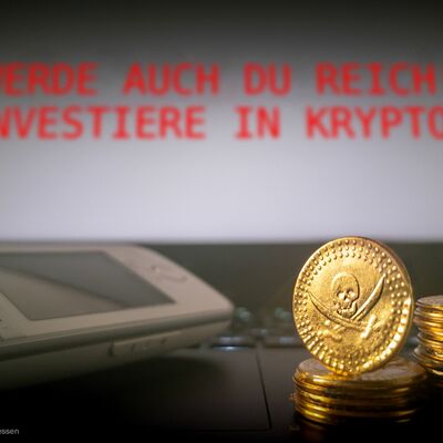 Goldm&uuml;nzen vor einem Laptop - Symbolbild