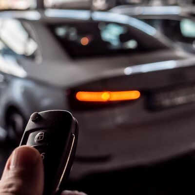 Funkschl&uuml;ssel &ouml;fffnet ein Fahrzeug