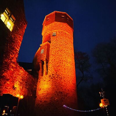 Heidenturm am Alten Schloss orange beleuchtet