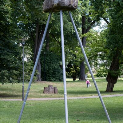 &Uuml;berirdischer Stein - Skulptur