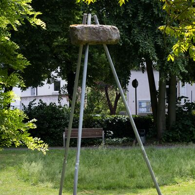 &Uuml;berirdischer Stein - Skulptur