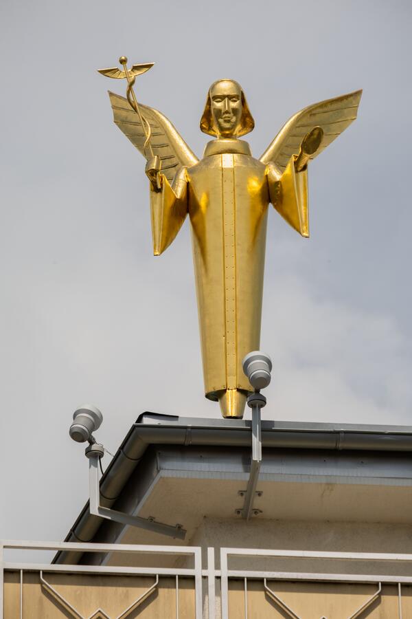 Goldener Engel - Skulptur
