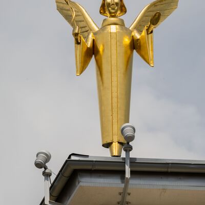 Goldener Engel - Skulptur