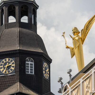 Goldener Engel - Skulptur