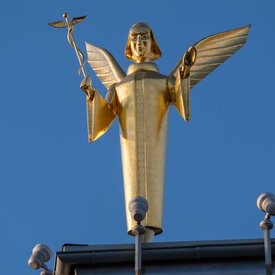 Goldener Engel - Skulptur