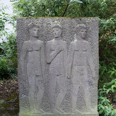 Steinblock mit Relief