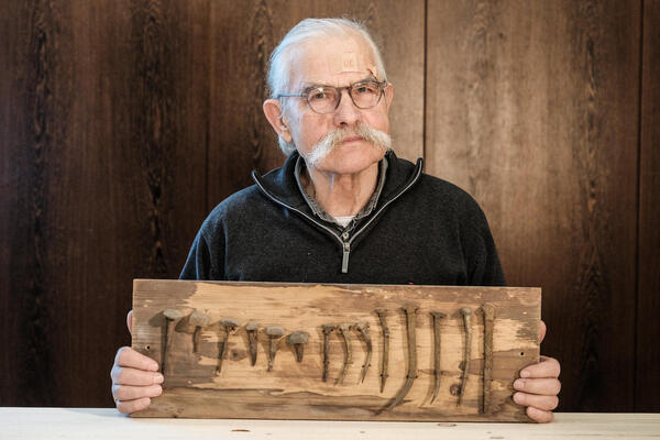 Hans Reinard - Brett mit N�geln des abgerissenen Wallenfels`schen Hauses