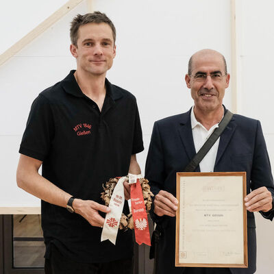 Mehmet Tanriverdi und Thomas Webler - MTV Gieen Siegerurkunde und Siegerkranz