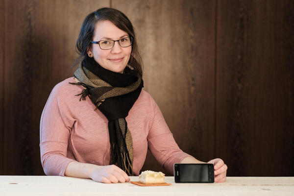 Melody Hermenau - ein St�ck Kuchen und ein Smartphone