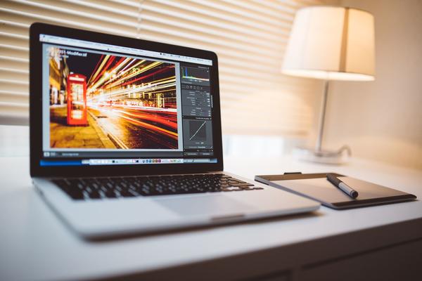 Laptop mit ge�ffnetem Display