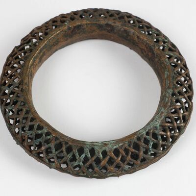 Armreif Kamerun in der Ausstellung "Zwischen Sammelwut und Forschungsdrang"