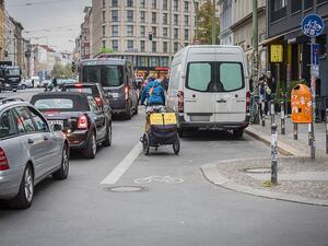 Fahrradfahren im Stadtverkehr. Hier in der Rosenthaler Straße in Berlin-Mitte 2015.