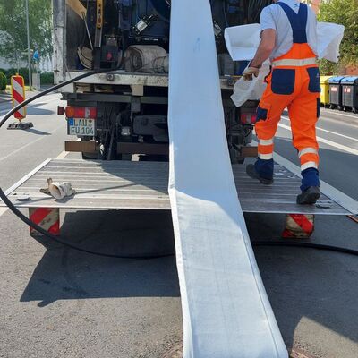Kanalsanierung im Schlauchliner-Verfahren (Mai 2022): Jede Haltung (von Schachtdeckel zu Schachtdeckel ca. 50 Meter L�nge) wird nach und nach einzeln mit einem passenden Schlauchliner best�ckt. Der Schlauchliner wird hineingest�lpt und an beiden Enden verschlossen.
