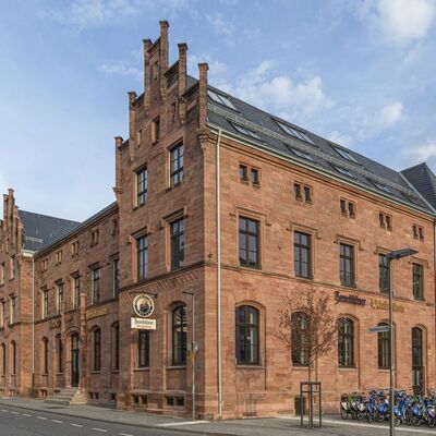 Hauptfassade der Alten Post nach Sanierung