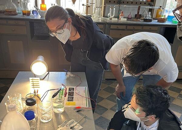Experimente zur Zukunft der Energie im historischen Labor: Schülerinnen und Schüler beim Chemikum-Workshop im Liebig-Museum